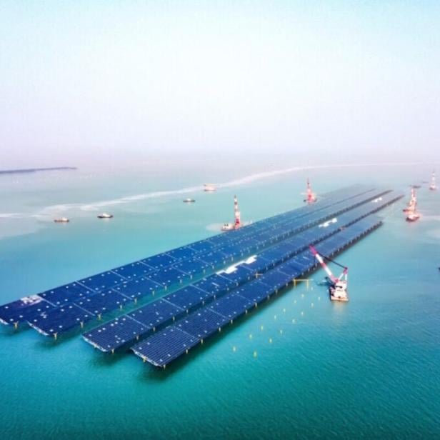 So sieht die schwimmende Solaranlage in China aus. 