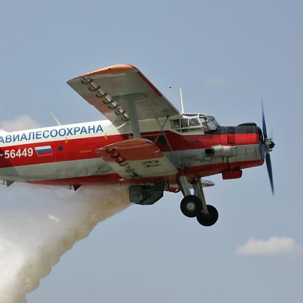 Eine Antonow An-2 als Löschflugzeug.