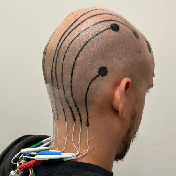 Die Tinte wird aufgesprüht und misst elektronische Signale im Gehirn.