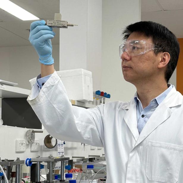 Professor Chuan Zhao mit dem Prototyp seiner Protonenbatterie.