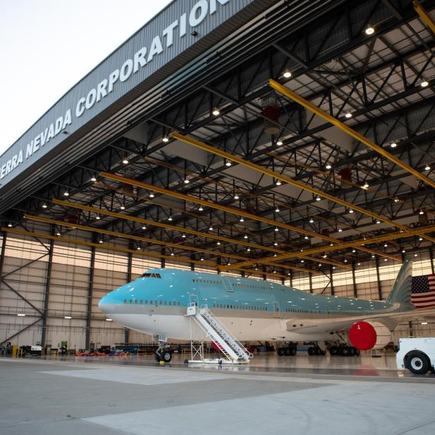 Die 747 im Hangar, noch mit Korean-Lackierung