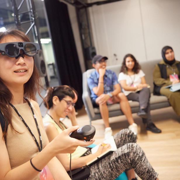 Jugendliche testen VR-Brillen.