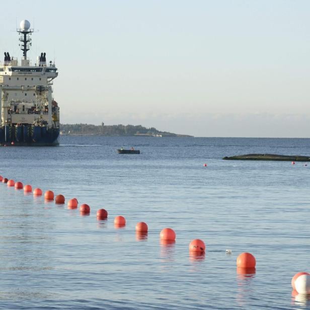 Schiff beim Verlegen des Unterseekabels vor Helsinki, Finnland (Symbolbild)