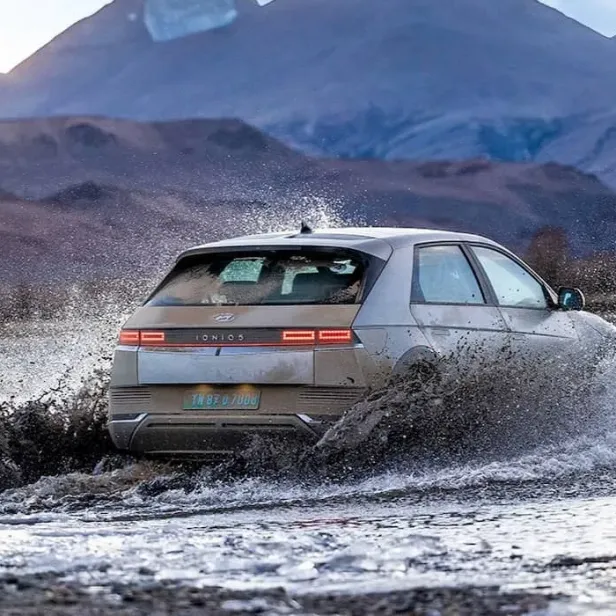 Das Auto fuhr auf der höchstgelegenen Straße der Welt im Himalaya. 