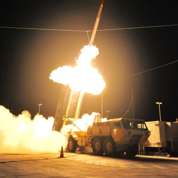 Ein THAAD-Launcher feuert eine Rakete ab.