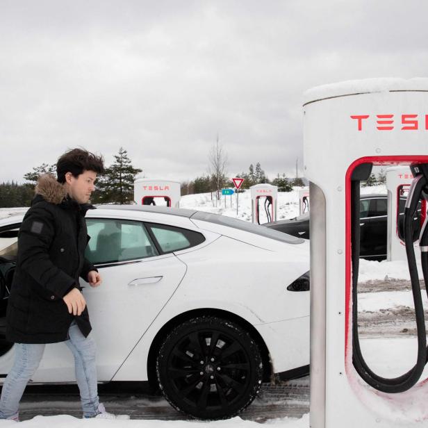 Ein E-Auto wird an einem Tesla-Supercharger in Norwegen geladen.