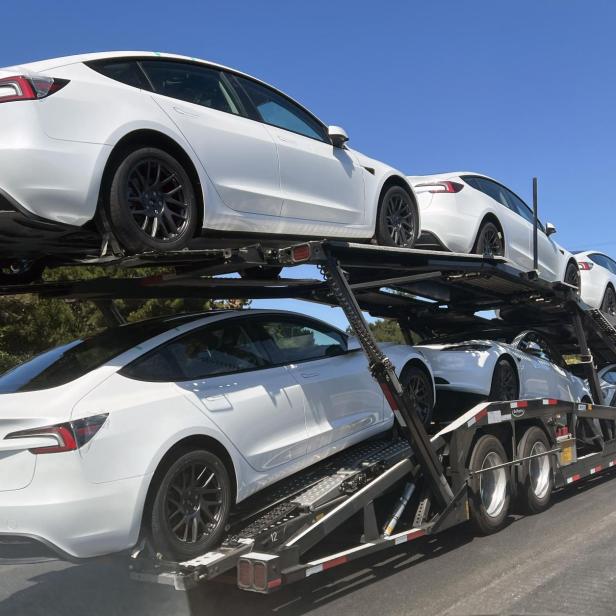 Heuer verkaufte Tesla weniger Autos, wie hier das Tesla Model 3 bei der Auslieferung.