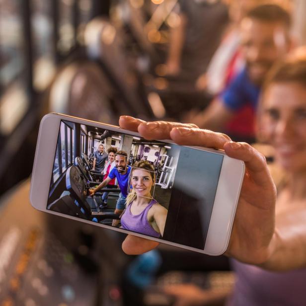 Fotos machen die meisten von uns überall, wie etwa im Fitnessstudio. Aus solchen Fotos können KI-Programme wie Google Vision jedoch über uns herauslesen. 