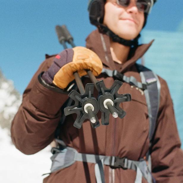 Magnetische Skistöcke erleichtern das Tragen