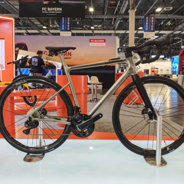 Das E-Rennrad bei der Messe CES in Las Vegas.