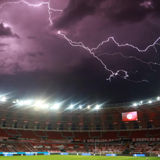 Ziehen plötzlich Gewitterwolken über dem Stadion auf, werden die Veranstalter nervös.