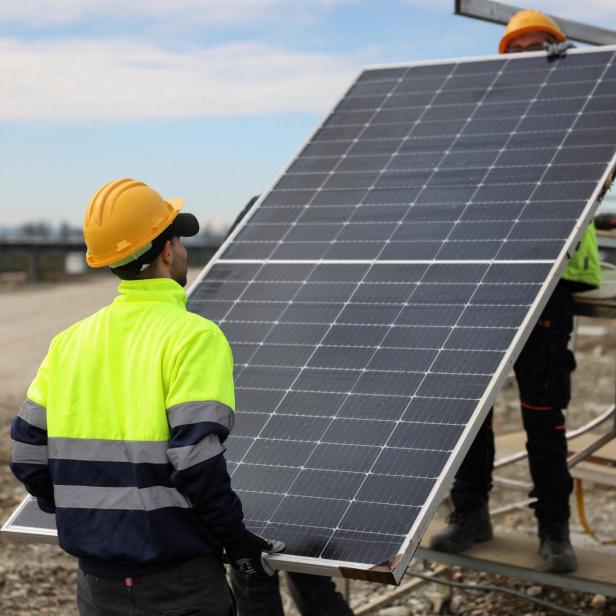 Symbolbild: Installation einer Solaranlage