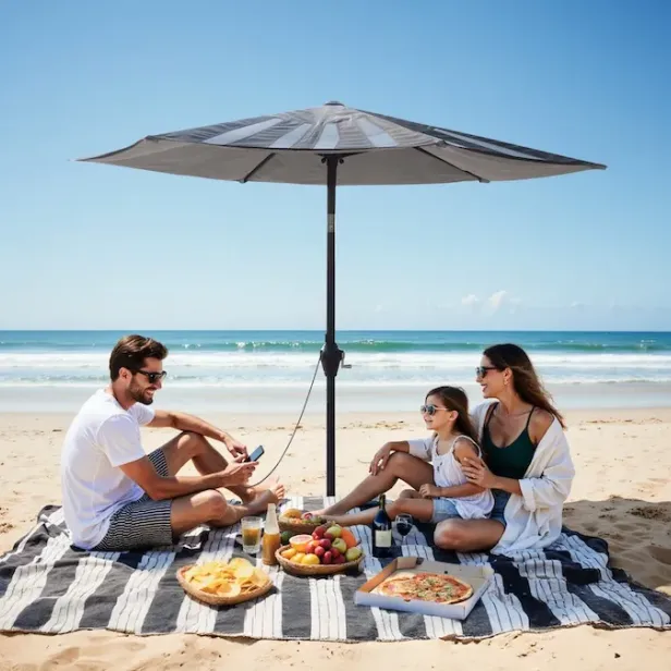 Ein Sonnenschirm, der Strom produziert, bietet eine Lademöglichkeit für Handys am Strand. 