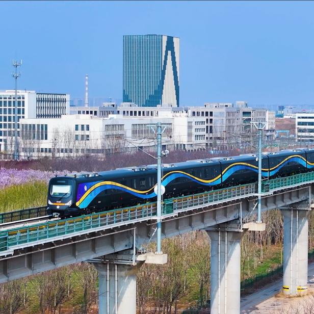 Der Kohlefaserzug "Cetrovo 1.0 Carbon Star Rapid Rail" ist jetzt in China im Einsatz