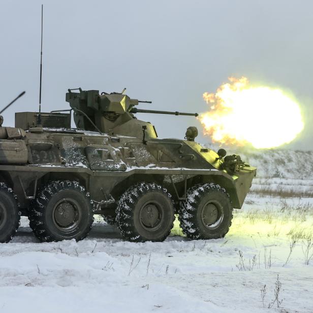 BTR-82A beim Abfeuern der 30mm-Kanone