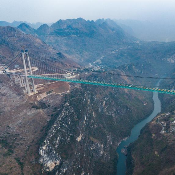 Die Brücke ist nicht nur die höchste Hängebrücke der Welt, sondern auch die längste in einer Bergregion.