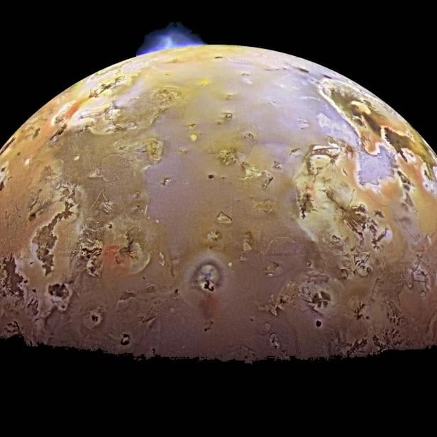 Io: Älteres Bild eines Vulkanausbruchs, der Dämpfe in die Höhe schleudert