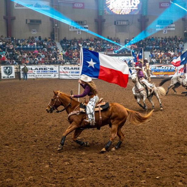 Die Flagge von Texas bei einem Rodeo