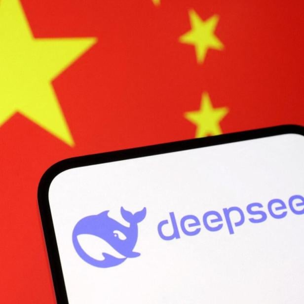 DeepSeek-Logo vor chinesischer Flagge