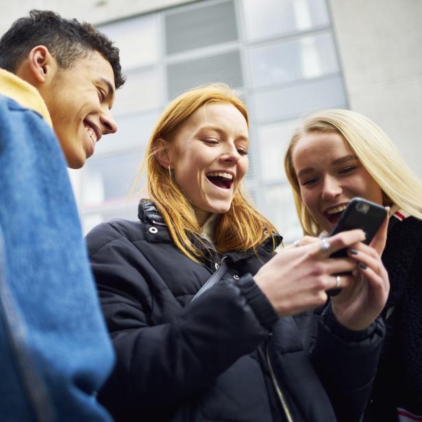 Menschen schauen auf Smartphone (Symbolbild)