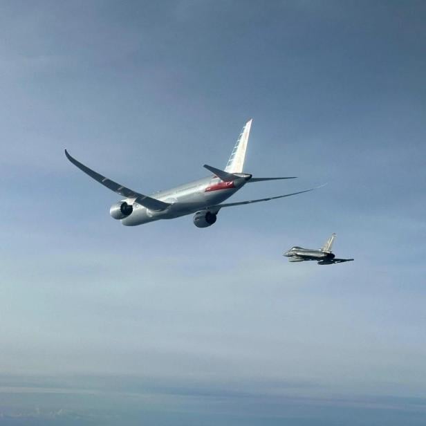 Foto der Boeing und des Eurofighters in der Luft