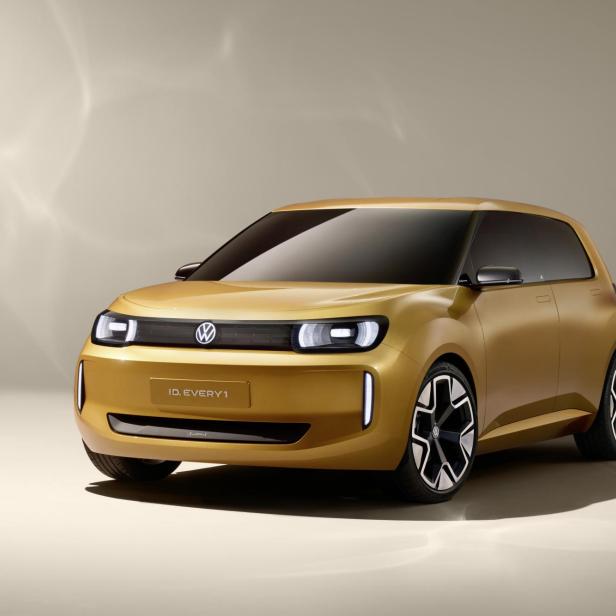 Der goldfarbene Volkswagen ID.Every1 steht vor einem neutralen Hintergrund.