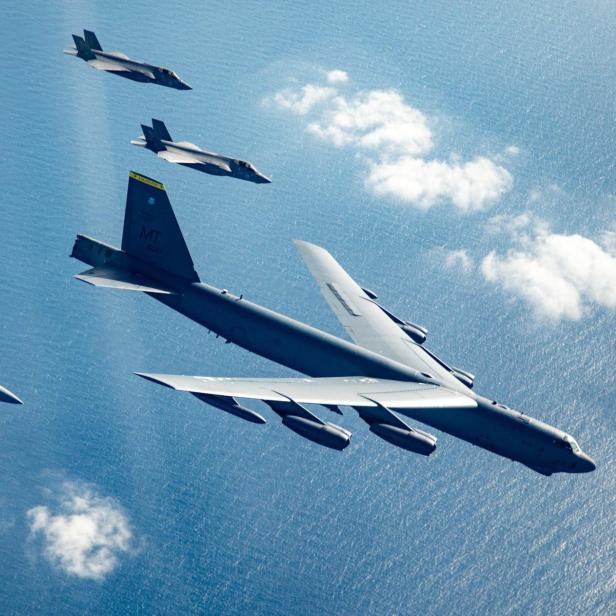 Israelische Kampfjets fliegen mit B-52 über dem Mittelmeer