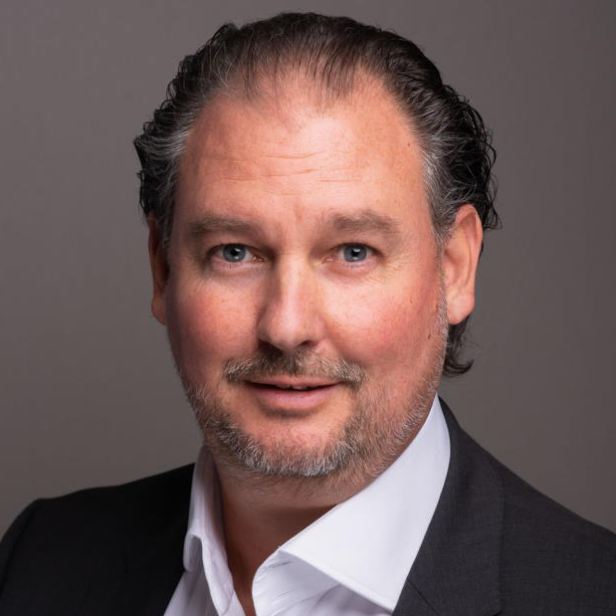 Nicolas Veltzé, Regional General Manager & Senior Sales Director für die Schweiz und Österreich bei Commvault Ein Mann im Anzug und mit Krawatte schaut direkt in die Kamera.