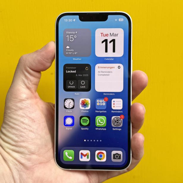Jemand hält ein iPhone in der Hand.