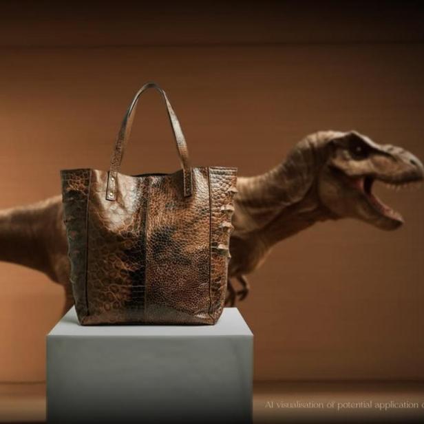 Ein KI-generiertes Produktbild zeigt eine Handtasche aus Dino-Leder.