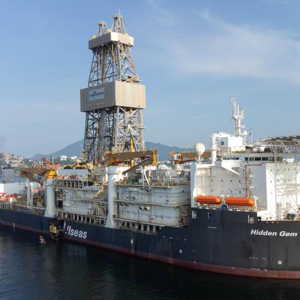 Greenpeace Aktivisten protestieren gegen ein Deep Sea Mining-Schiff von der Metals Company. 