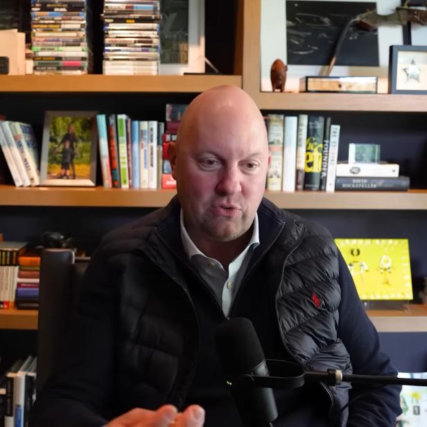 Screenshot des Videopodcasts: Marc Andreessen in einem Büro, vor ihm eine Mikrofon.