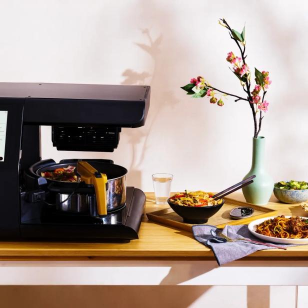 Posha-Küchengerät auf einem Tisch neben Schüsseln mit Essen