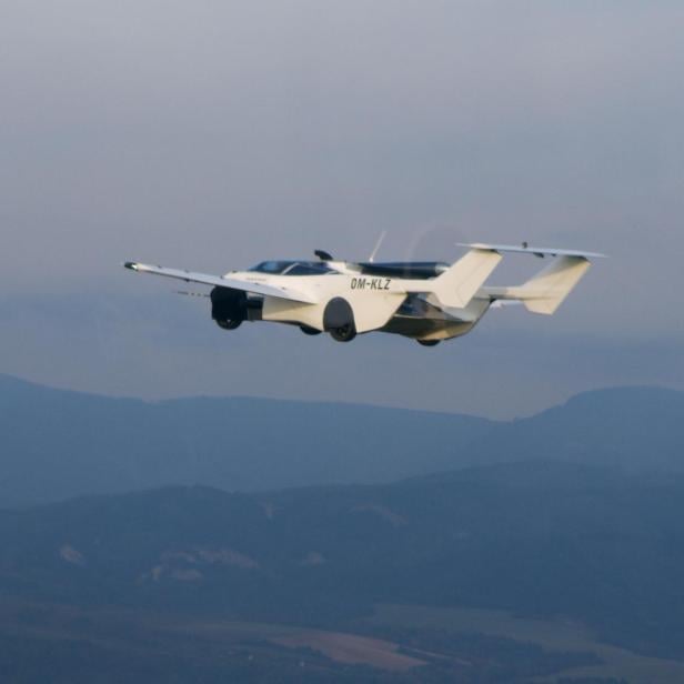 Das AirCar in der Luft, im Hintergrund eine Bergkette