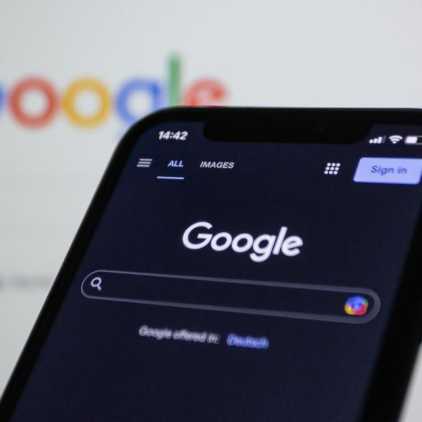 Ein Smartphone zeigt die Google-Suchseite.