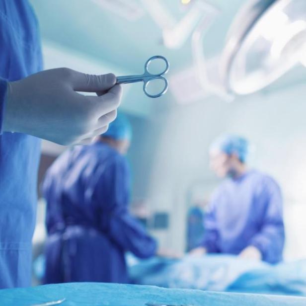 Menschen in OP-Kleidung in einem OP