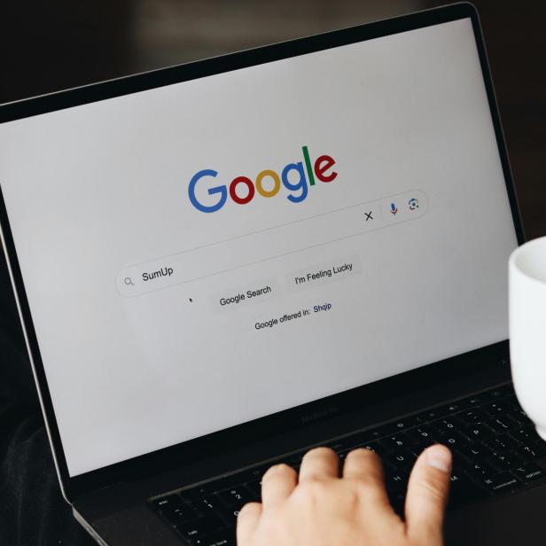 Google-Suchleiste auf einem Bildschirm. 