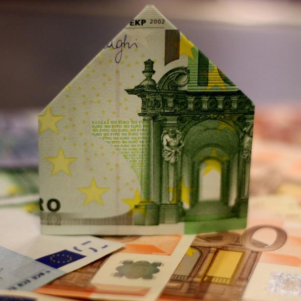 Au dem Bild sind mehrere Euro-Geldscheine abgebildet.