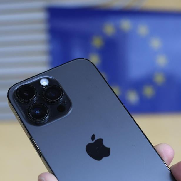 iPhone vor Europaflagge