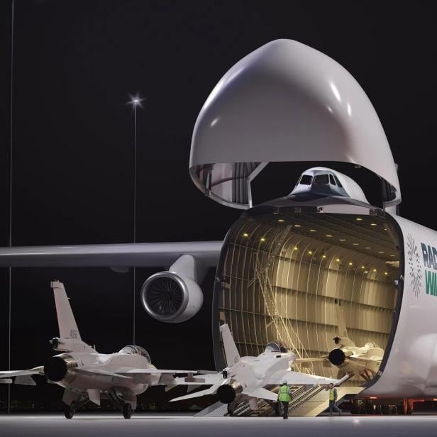 Die WindRunner wird bei aufgeklappter Nase mit Jets beladen.