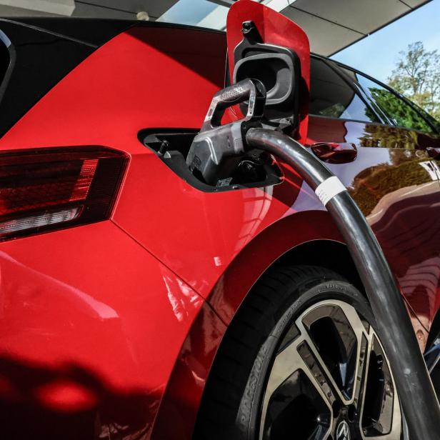 Ein Auto wird in der Gläsernen Manufaktur von Volkswagen aufgeladen