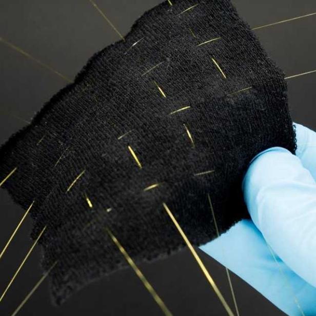 Glasfasern, die durch ein schwarzes Stück Stoff gewebt wurden