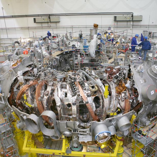 Wendelstein 7-X beim Bau.
