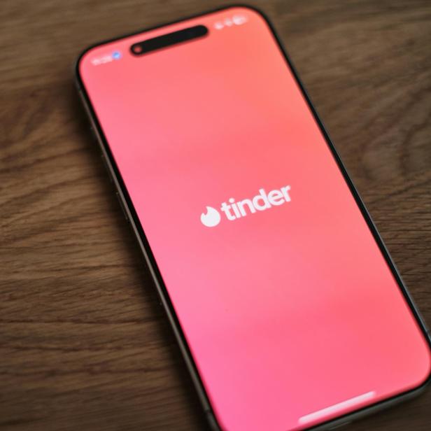 Das Tinder-Logo auf dem Bildschirm eines Smartphones.