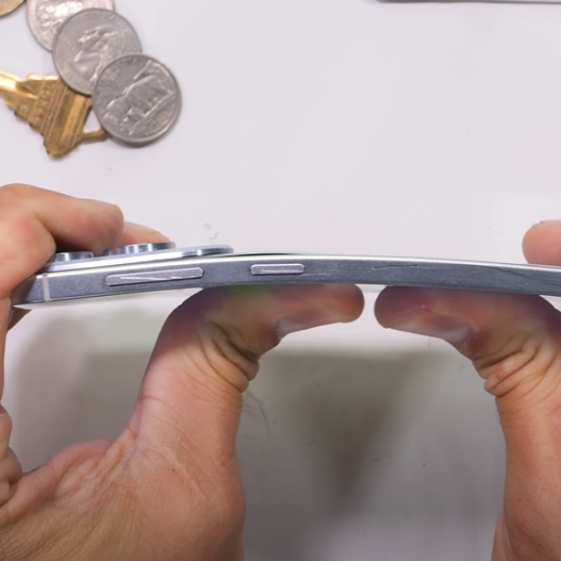 Das Samsung Galaxy S25 Edge im Bendtest.