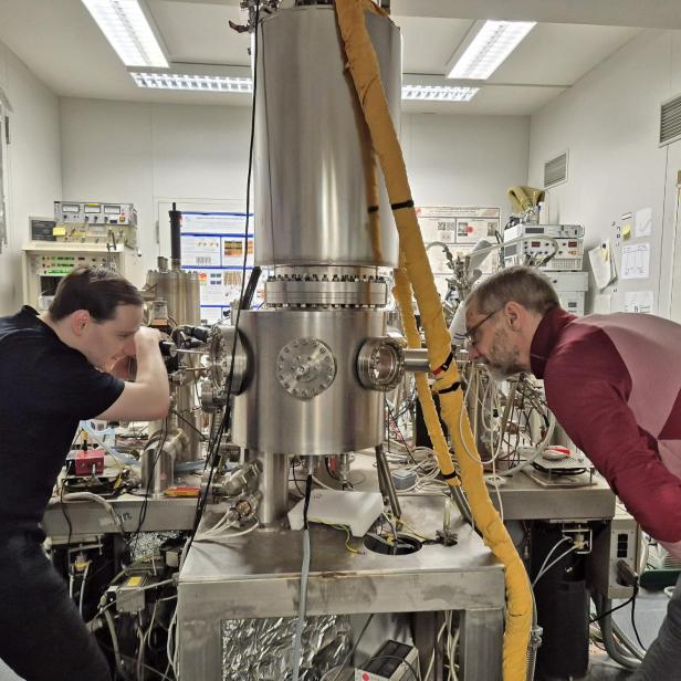 Die Forscher Felix Zahner (links) und André Kubetzka (rechts) bei der Arbeit an einem Rastertunnelmikroskop