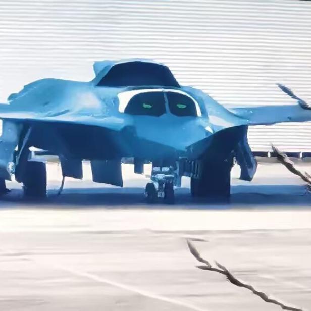 Foto eines früheren J-36-Prototyp: Die grünen "Augen" sind die Head-up-Displays für die Piloten, die in der J-36 nebeneinander sitzen.