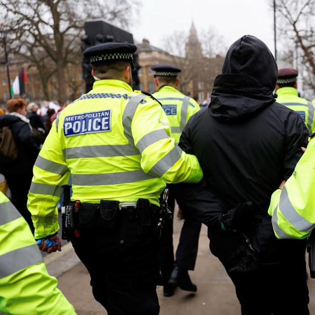 Symbolbild: Londoner Polizei bei einer Festnahme