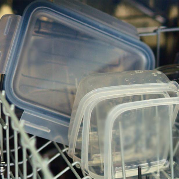 Plastik aus der Spülmaschine muss oft nachgetrocknet werden.