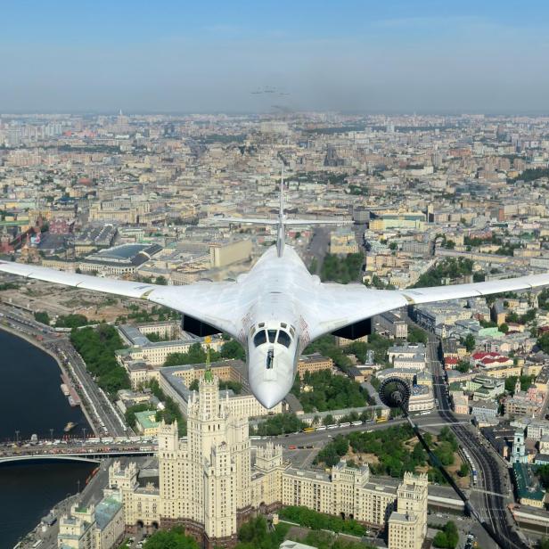 Eine Tu-160 fliegt während einer Parade im Jahr 2014 über Moskau.
